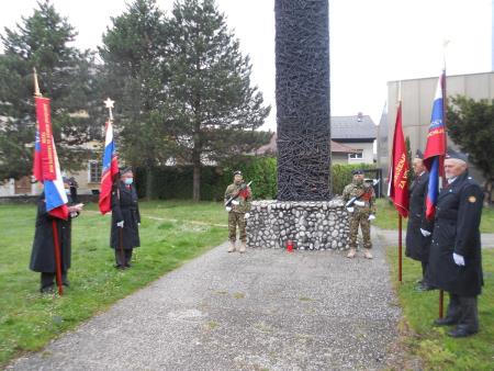 DSCN3439Praporščaki in častna straža-01